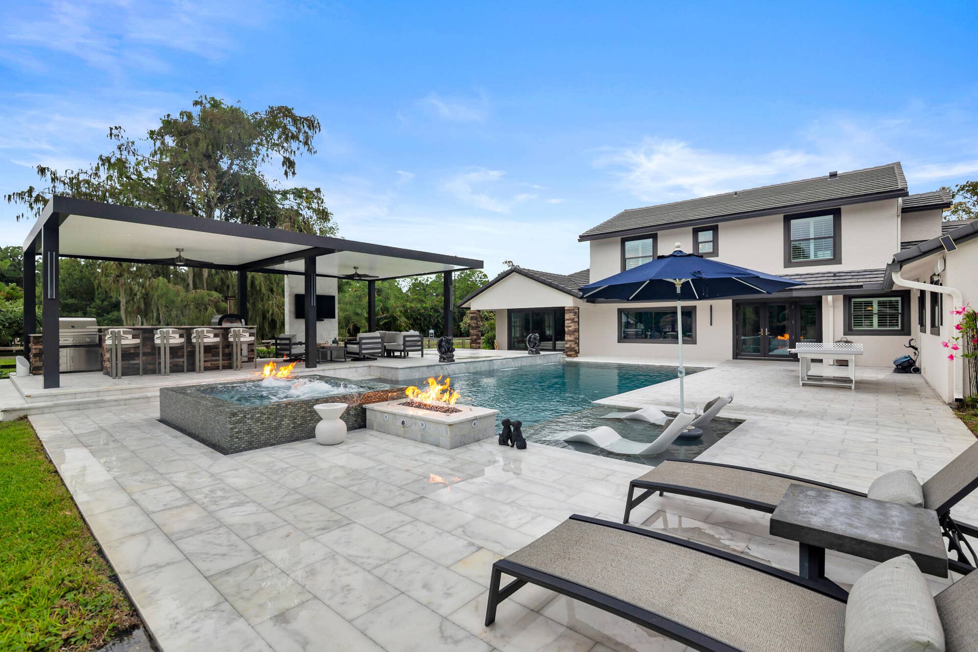 pool/outdoor kitchen