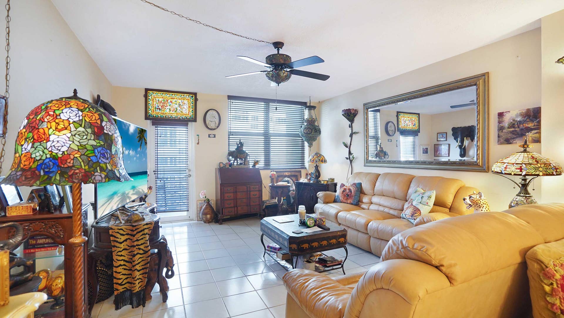 LIVINGROOM