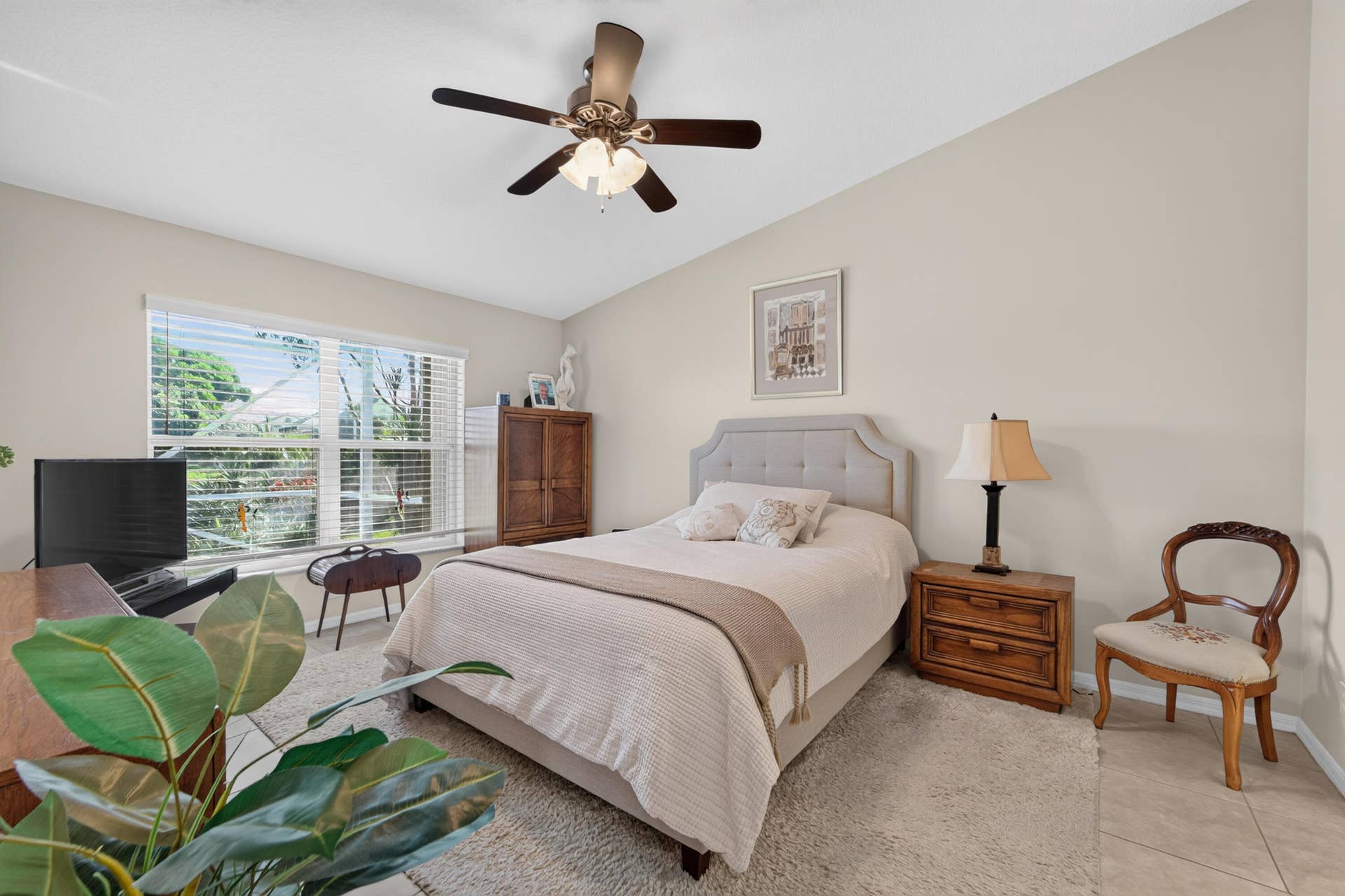 8116 Cormyour Way, Boynton Beach, FL 33472 Primarily suit with large window, vaulted ceilings, fanand great view to the wildlife all year.