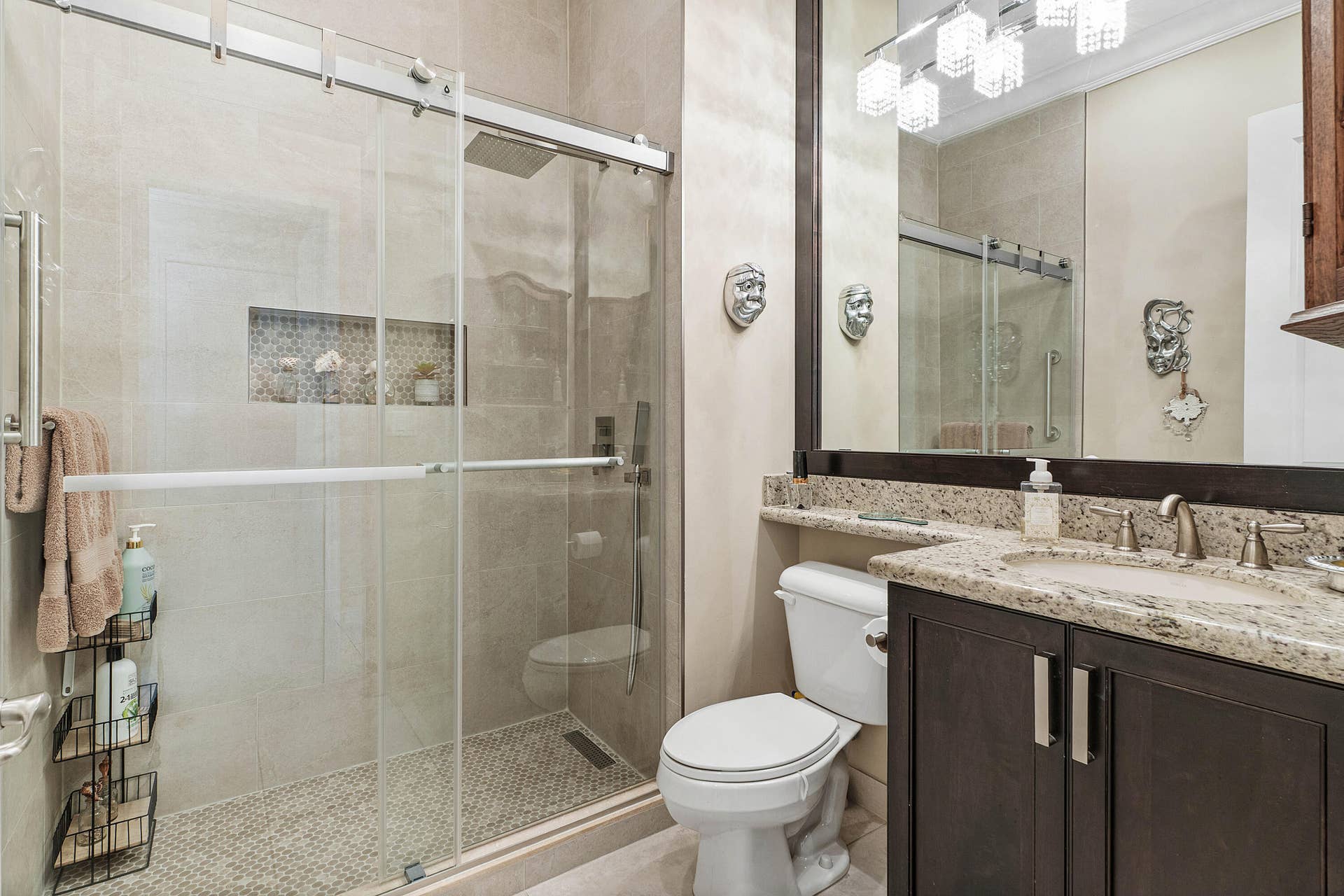 9100 GREENSTONE RIDGE Way, Boynton Beach, FL 33473 Guest Bath w/newer Shower