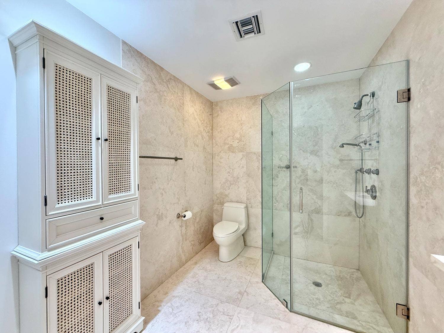 23 Master Bathroom2