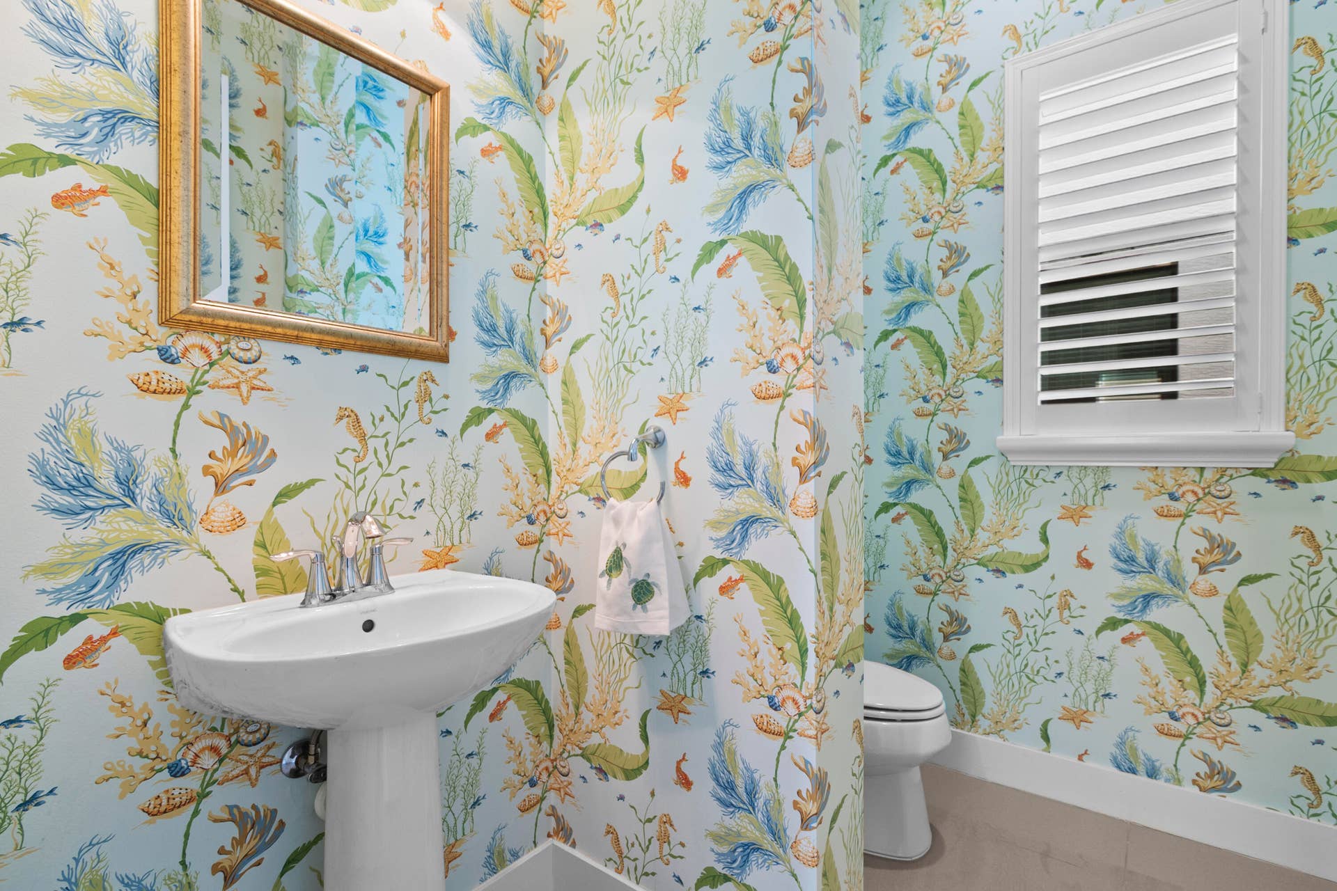 Guest Bathroom (1st Floor)