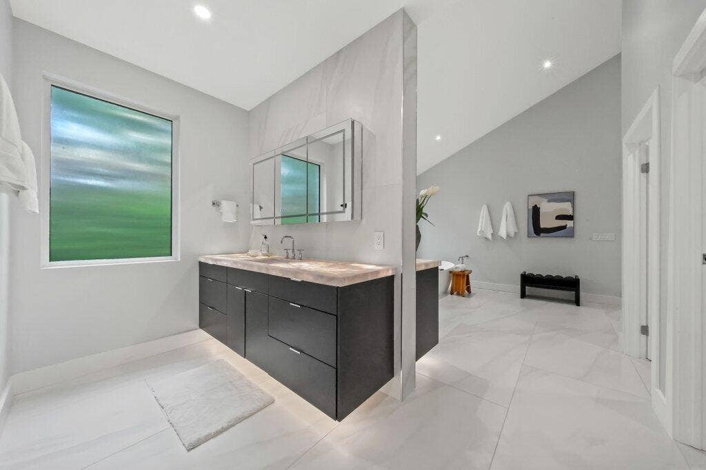 primarybath2.jpg-SMALL