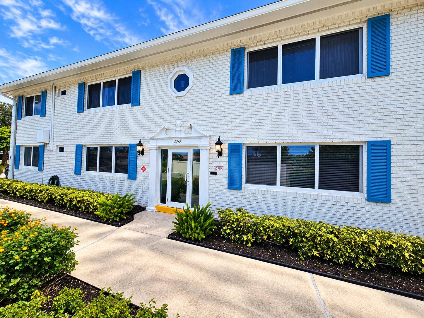 Bright Coastal Condo Exterior 1