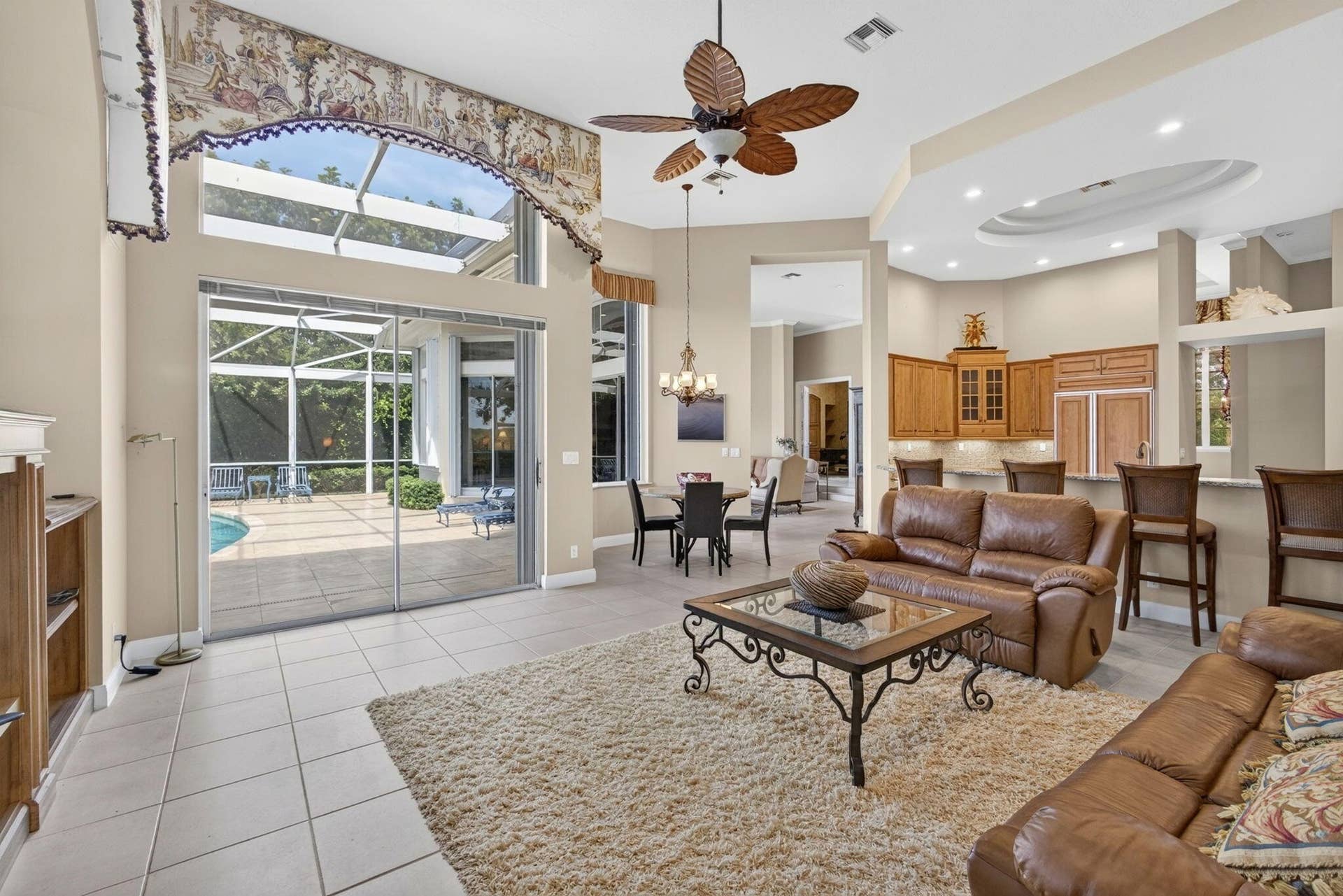 42 Windward Isle, Palm Beach Gardens, FL 33418 FAMILY TO KITCHEN