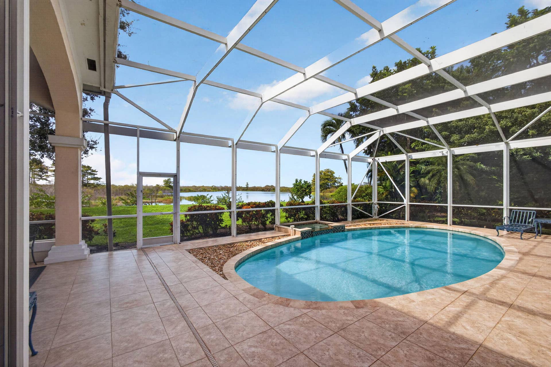42 Windward Isle, Palm Beach Gardens, FL 33418 SCREENED POOL