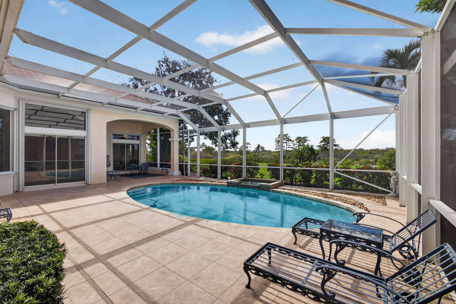 42 Windward Isle, Palm Beach Gardens, FL 33418 SPACIOUS POOL AREA