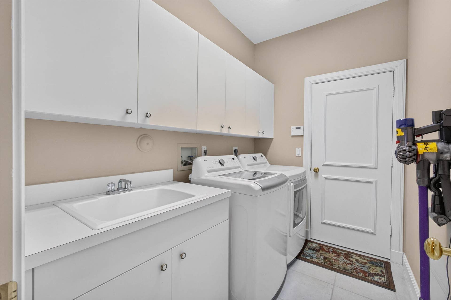 42 Windward Isle, Palm Beach Gardens, FL 33418 LAUNDRY ROOM