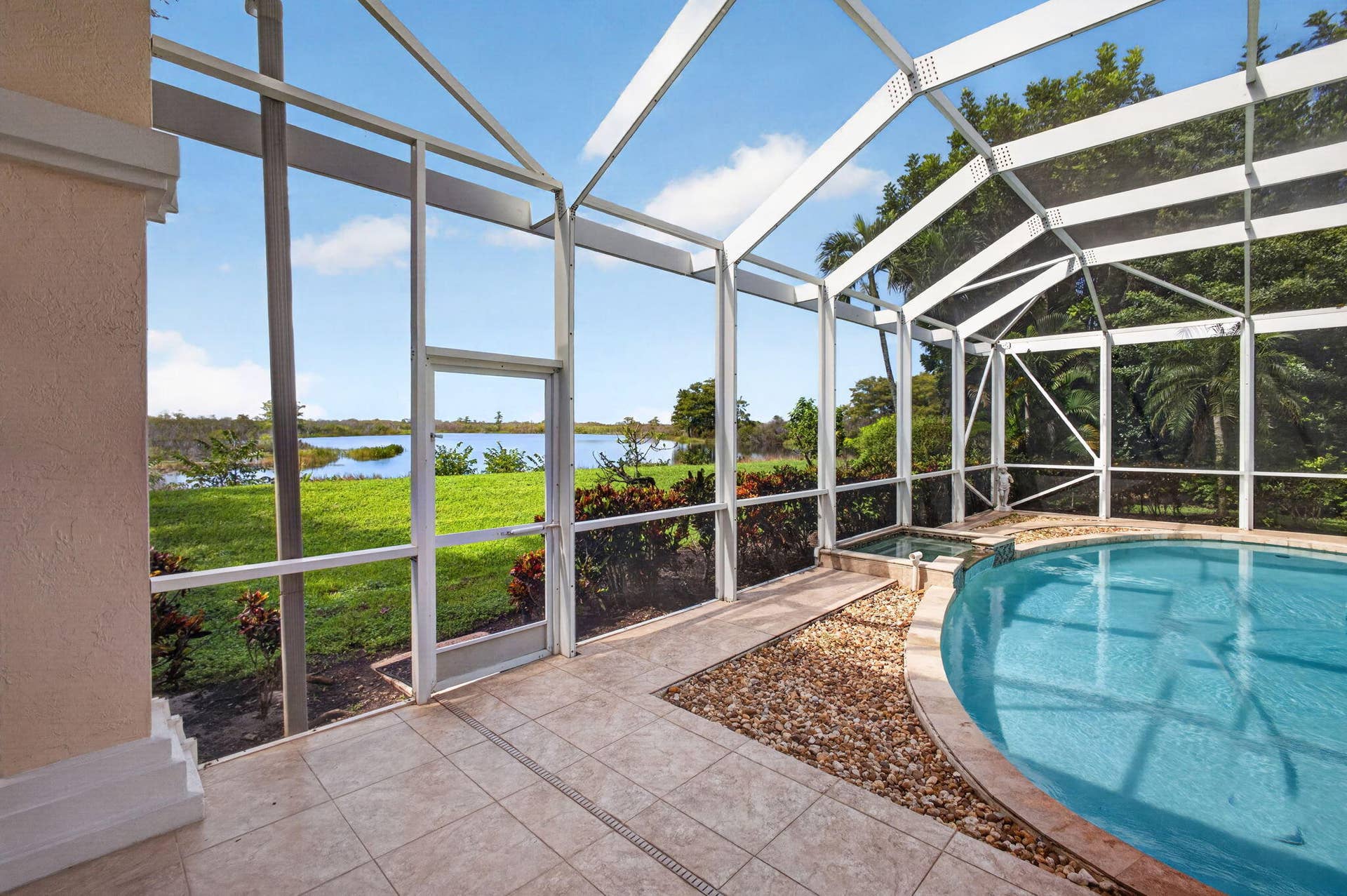 42 Windward Isle, Palm Beach Gardens, FL 33418 LAKE VIEW