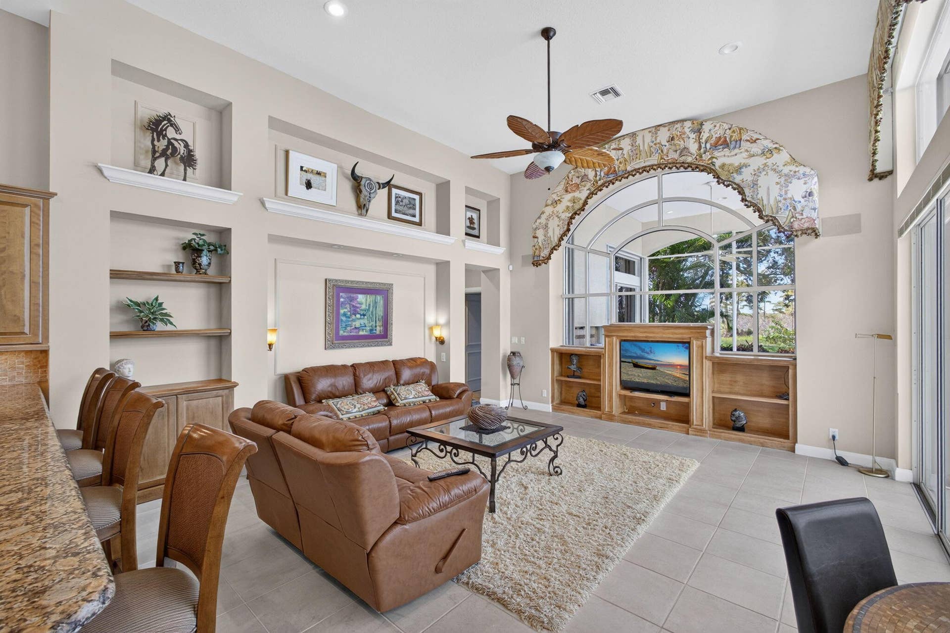 42 Windward Isle, Palm Beach Gardens, FL 33418 HIGH CEILINGS