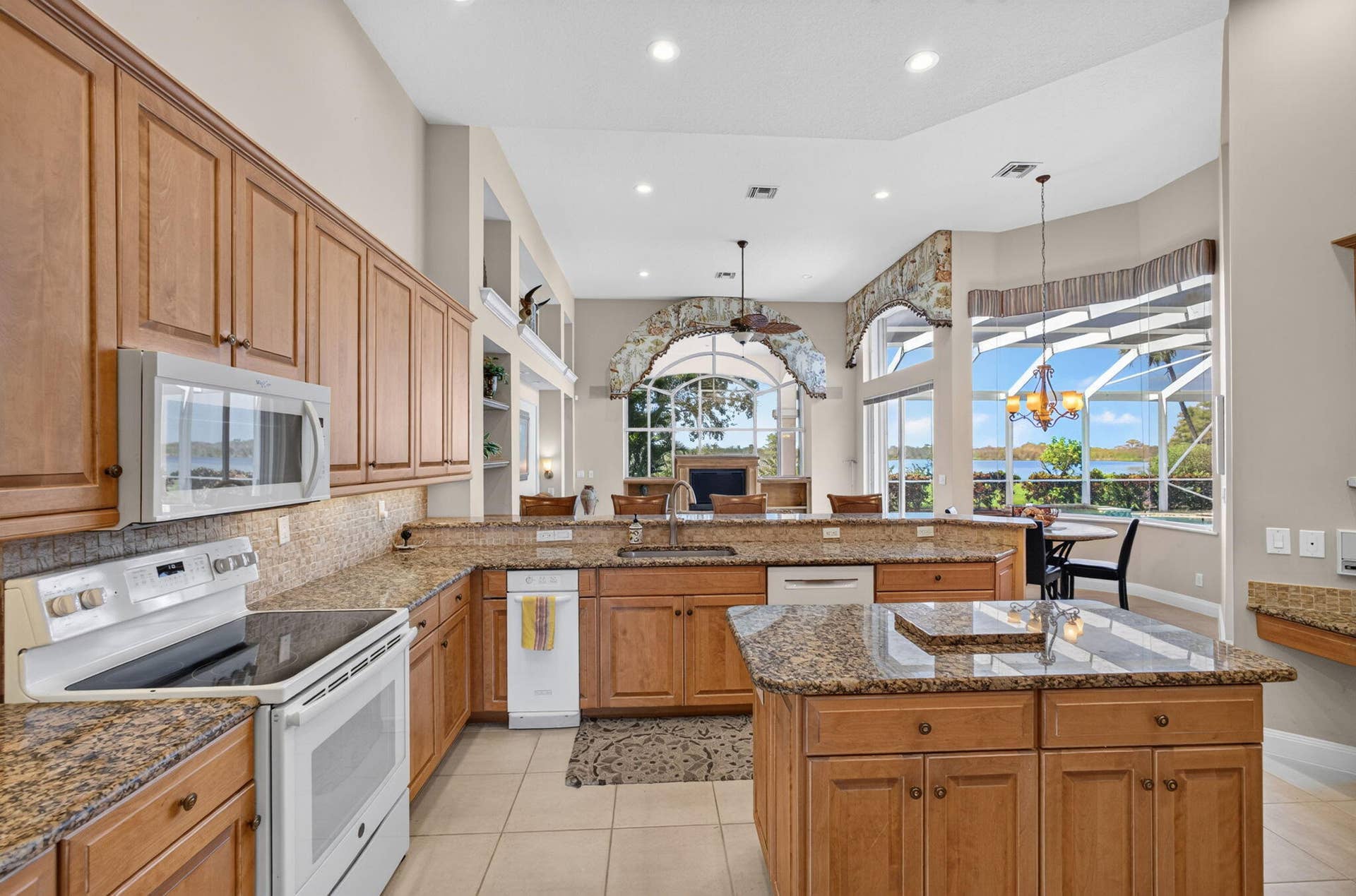 42 Windward Isle, Palm Beach Gardens, FL 33418 KITCHEN OPEN TO FAMILY ROOM