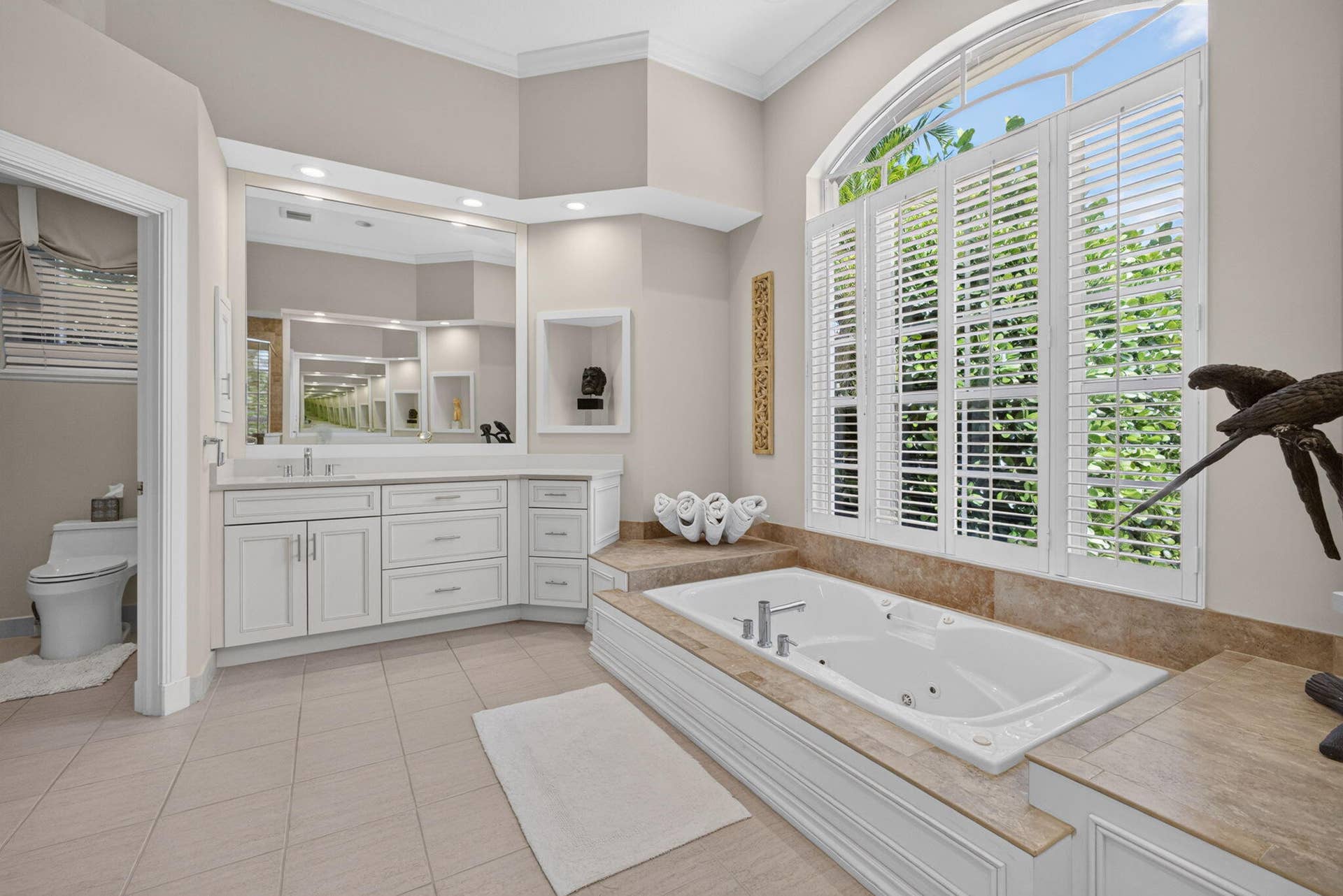 42 Windward Isle, Palm Beach Gardens, FL 33418 SOAKER TUB
