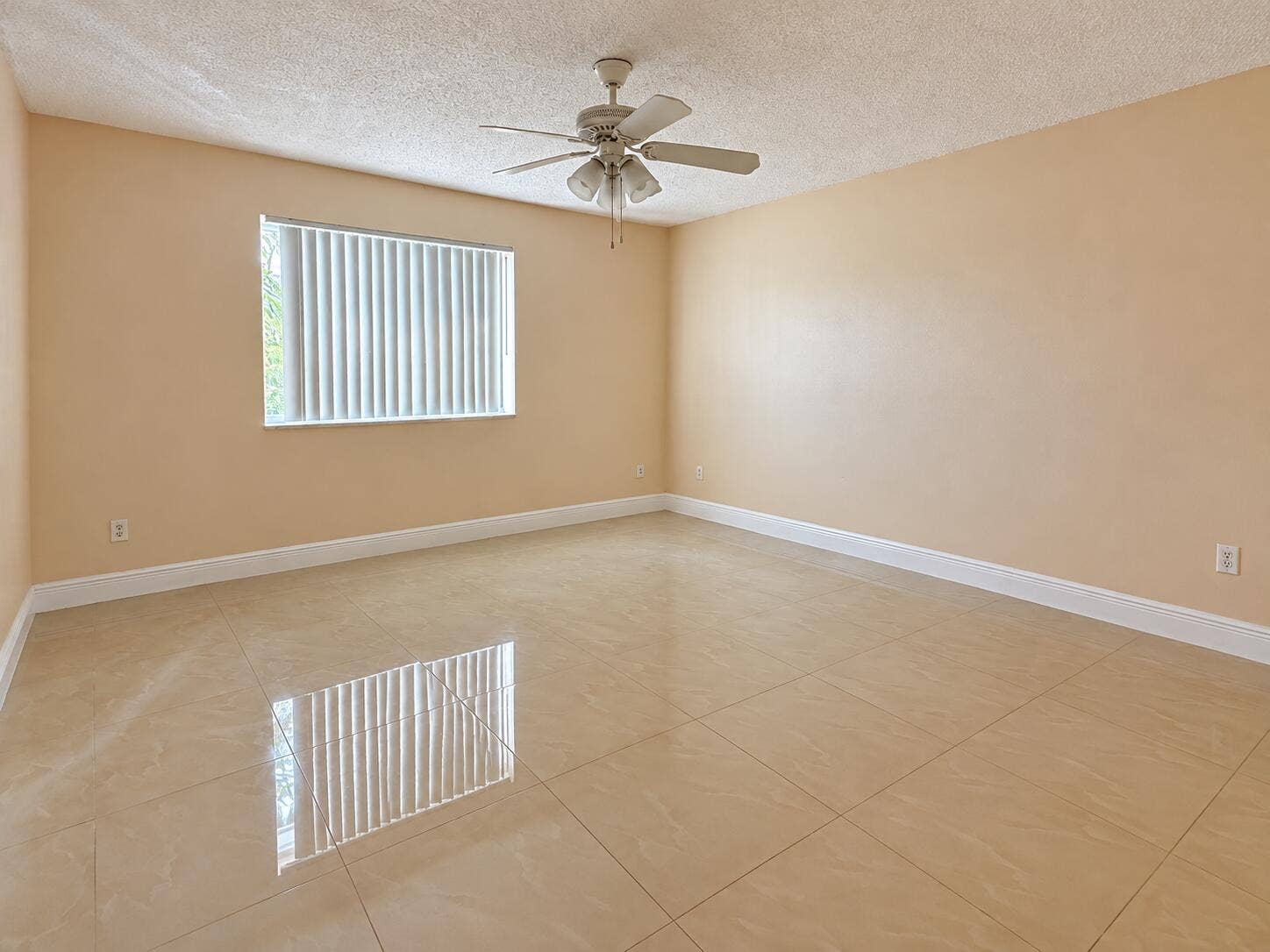 Bright Empty Room with Reflective Tile F