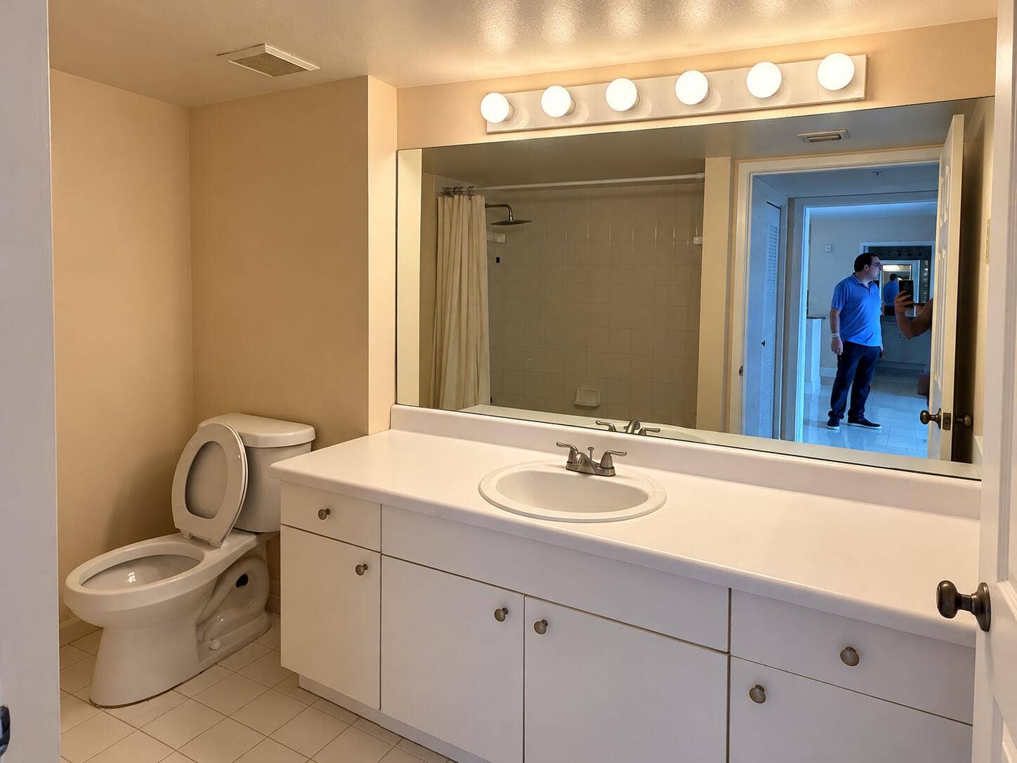 Warm Beige Bathroom with Seven Globe Lig