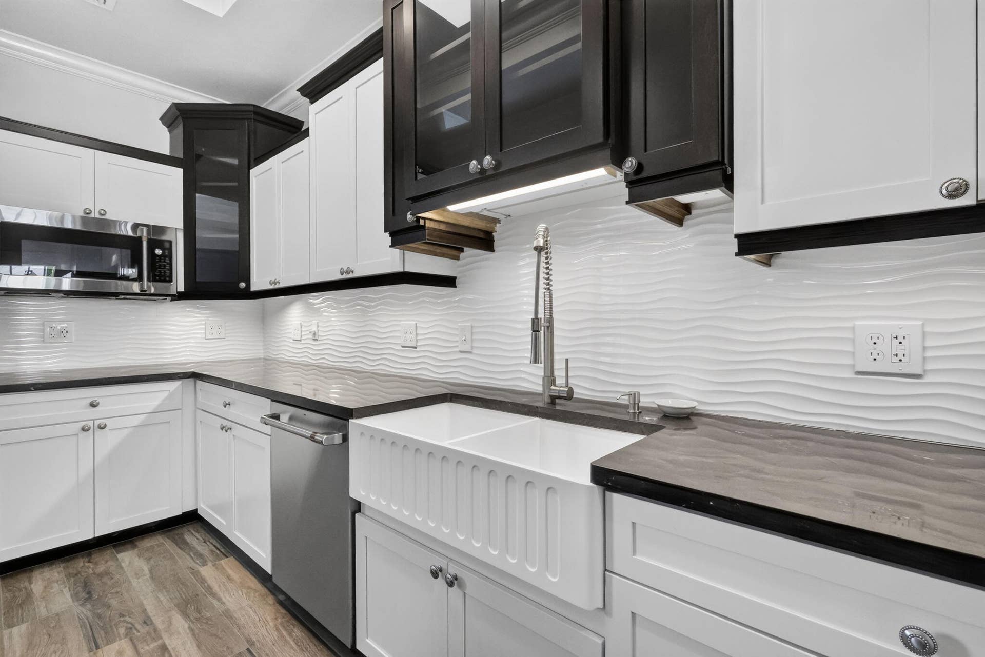 Wave Backsplash & undermount lighting