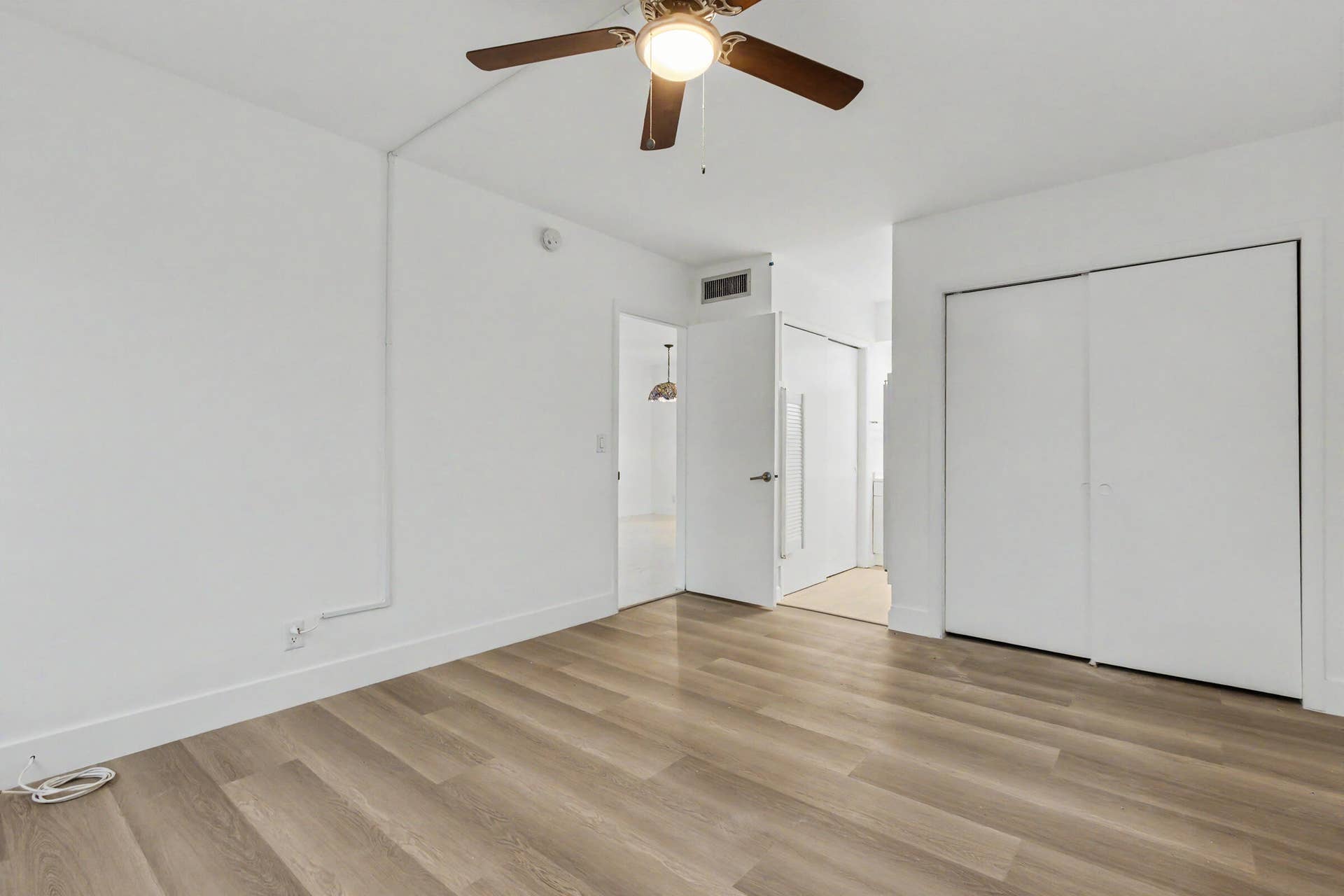 NEW LAMINATED WOOD PLANKS FLOOR