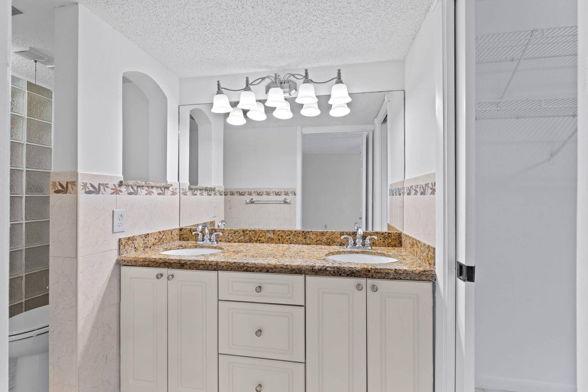22-web-or-mls-A7408645
