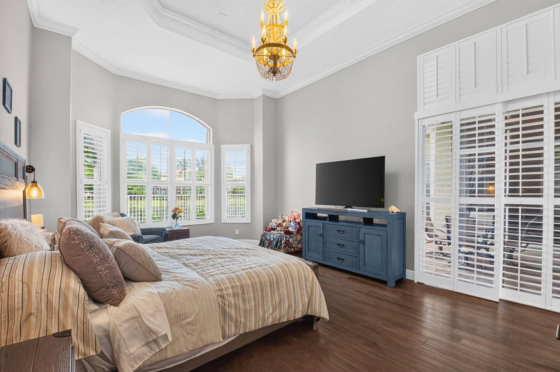 Bay window, plantation shutters, tray ceiling and crown molding