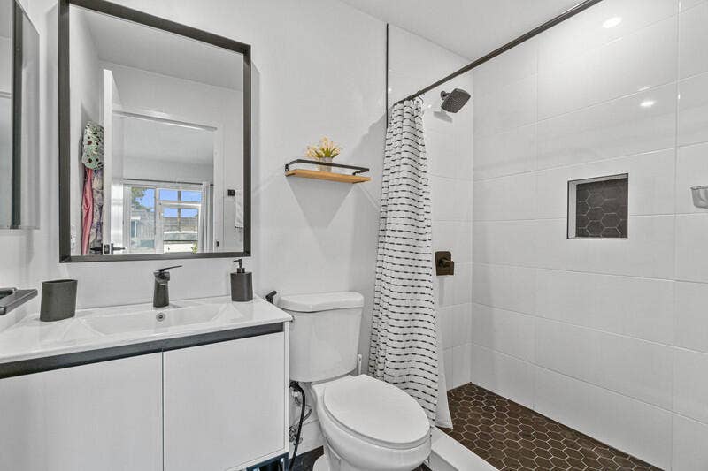 70 Valencia C, Delray Beach, FL 33446 Primary Bathroom