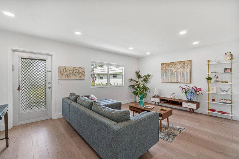 70 Valencia C, Delray Beach, FL 33446 Living Room