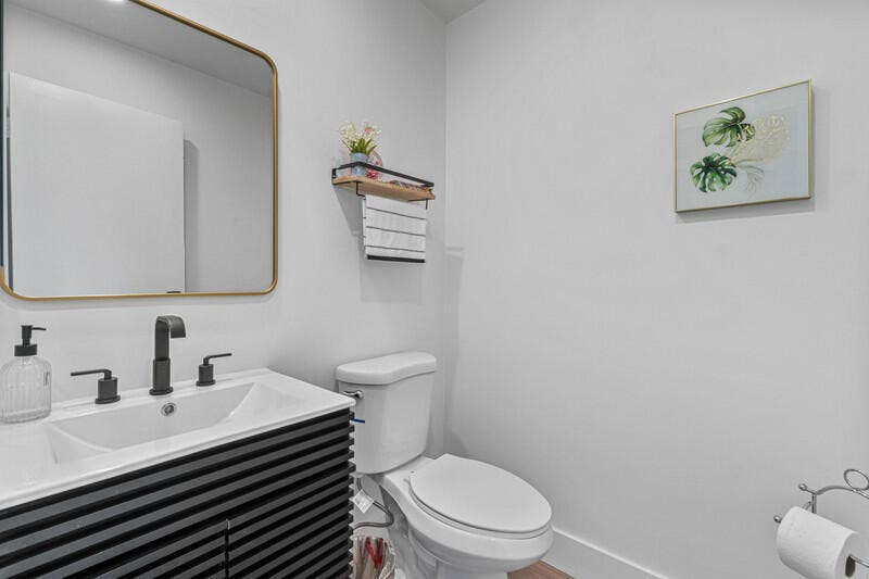 70 Valencia C, Delray Beach, FL 33446 Guest Bathroom