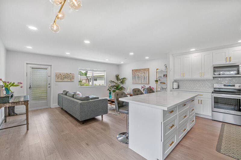 70 Valencia C, Delray Beach, FL 33446 Living Room/ Kitchen