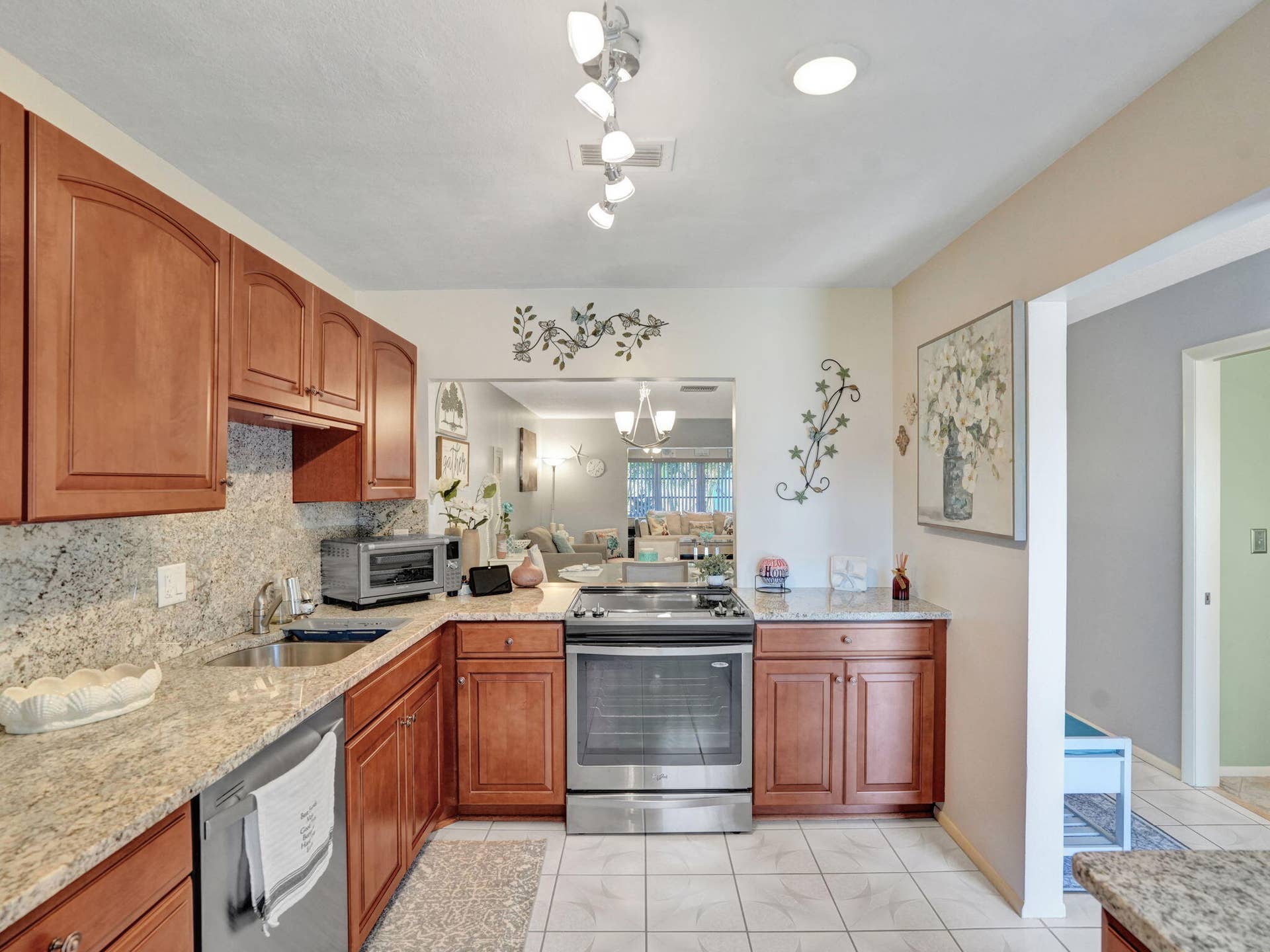 9-web-or-mls-DSC07901 2886 Fernley Dr E
