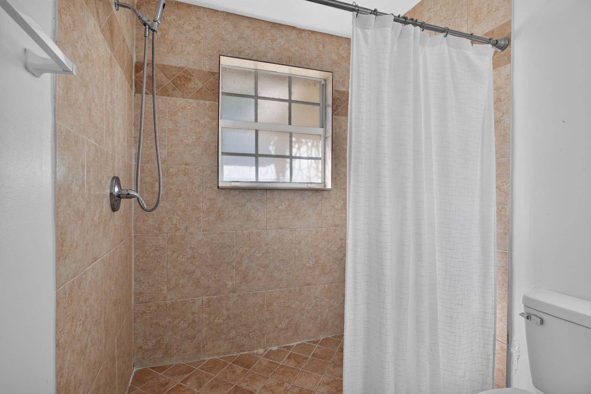4040 NW 90TH Way, Sunrise, FL 33351 23-web-or-mls-4040-23