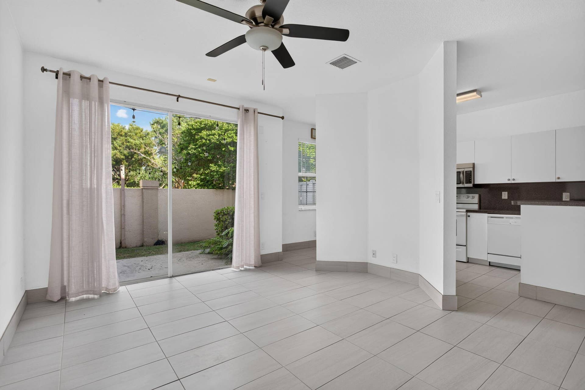 4040 NW 90TH Way, Sunrise, FL 33351 11-web-or-mls-4040-11