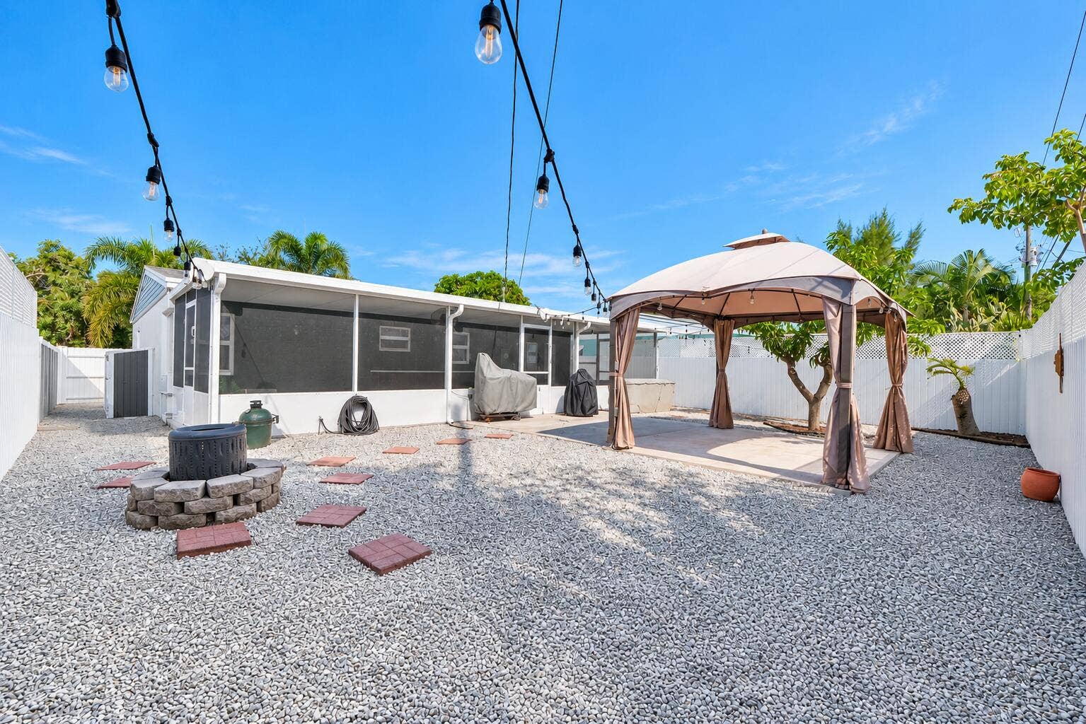 Bright, tidy gravel backyard retreat
