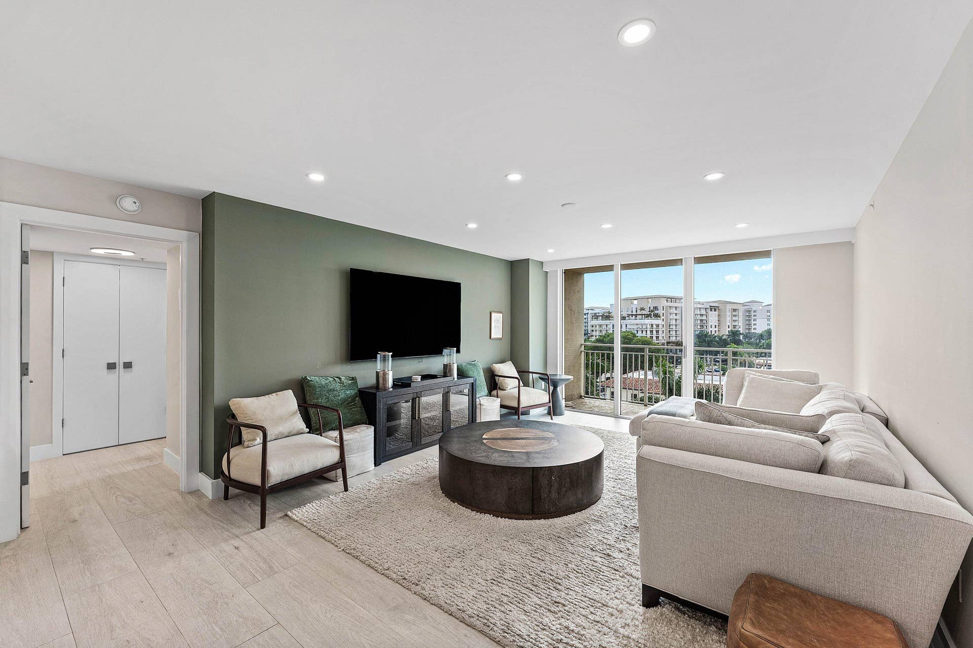 99 SE Mizner Boulevard, #627, Boca Raton, FL 33432 Light and bright