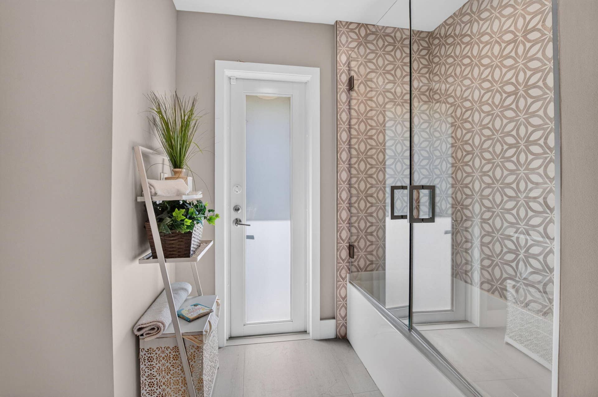 2321 SPANISH Trail, Delray Beach, FL 33483 UPDATED CABANA BATH WITH MODERN FEATURES