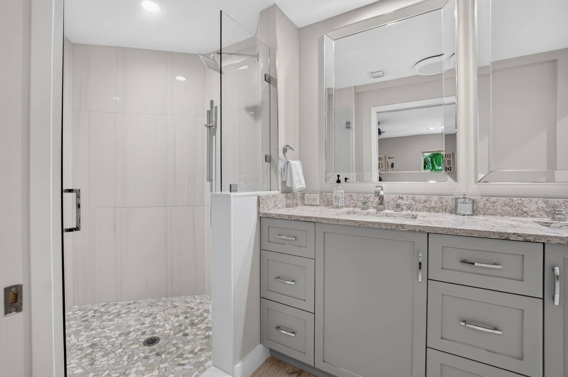 2321 SPANISH Trail, Delray Beach, FL 33483 ELEGANT UPDATED MASTER BATH