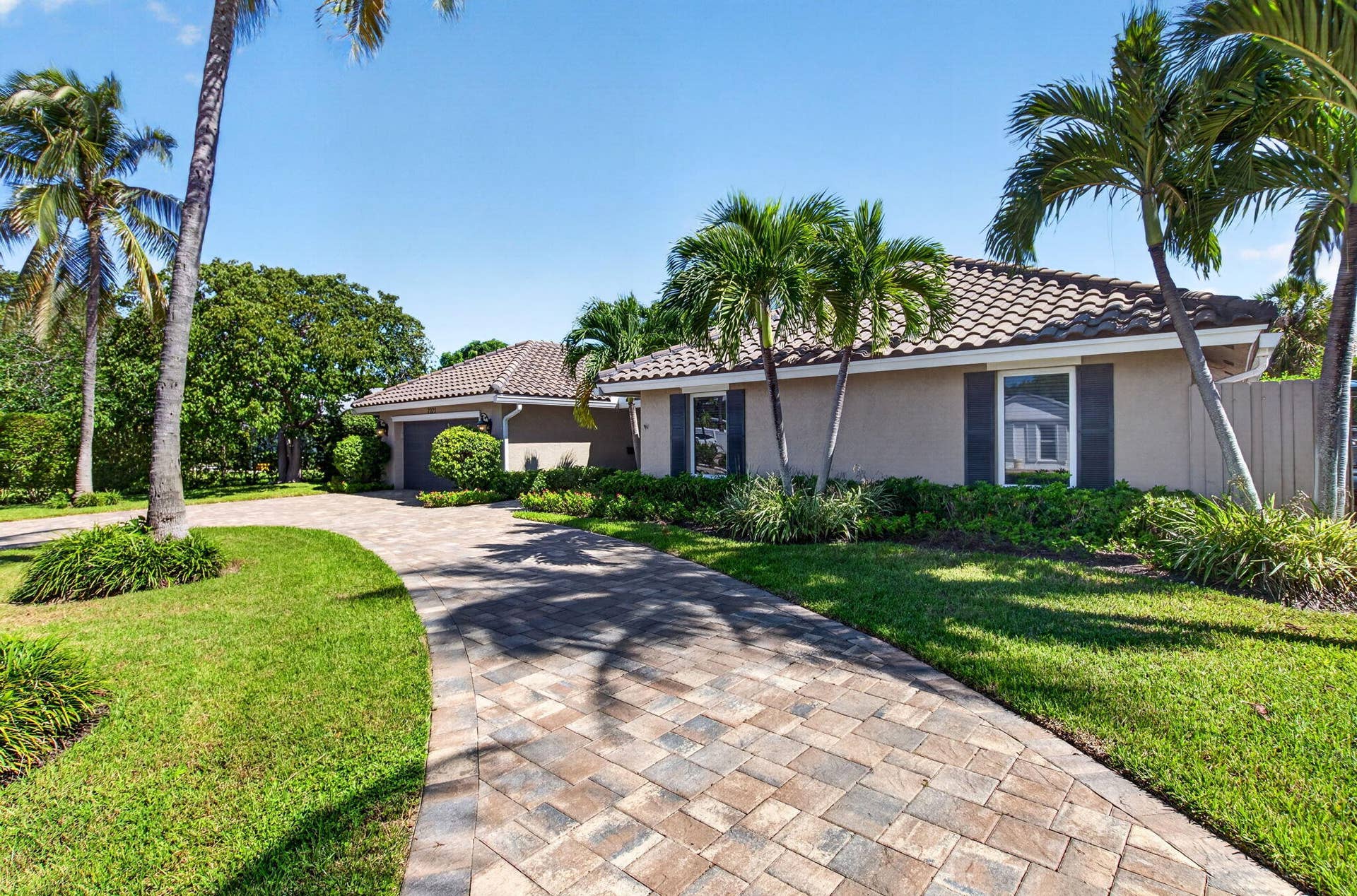 2321 SPANISH Trail, Delray Beach, FL 33483 FRONT CIRCULAR DRIVE WITH NEW PAVERS
