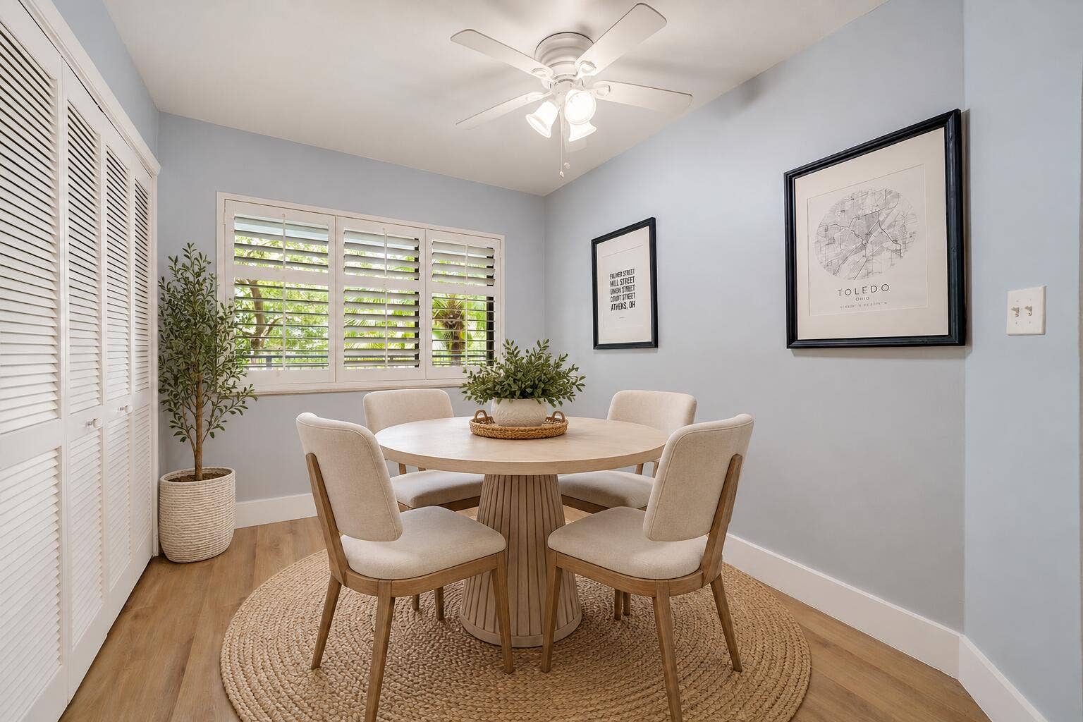 Breakfast area virtually staged