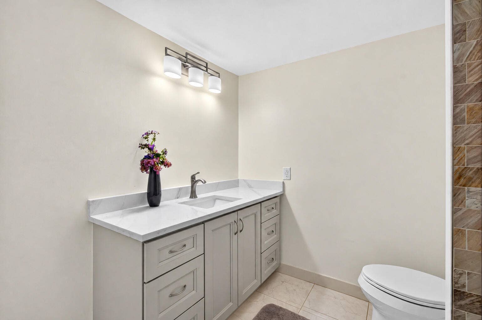 21923 Arriba Real, Boca Raton, FL 33433 09_Second_bathroom_full_vanity