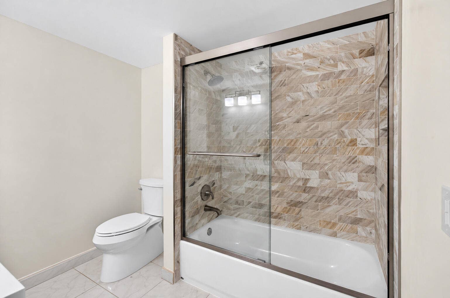 21923 Arriba Real, Boca Raton, FL 33433 10_Second_bathroom_tub_and_shower