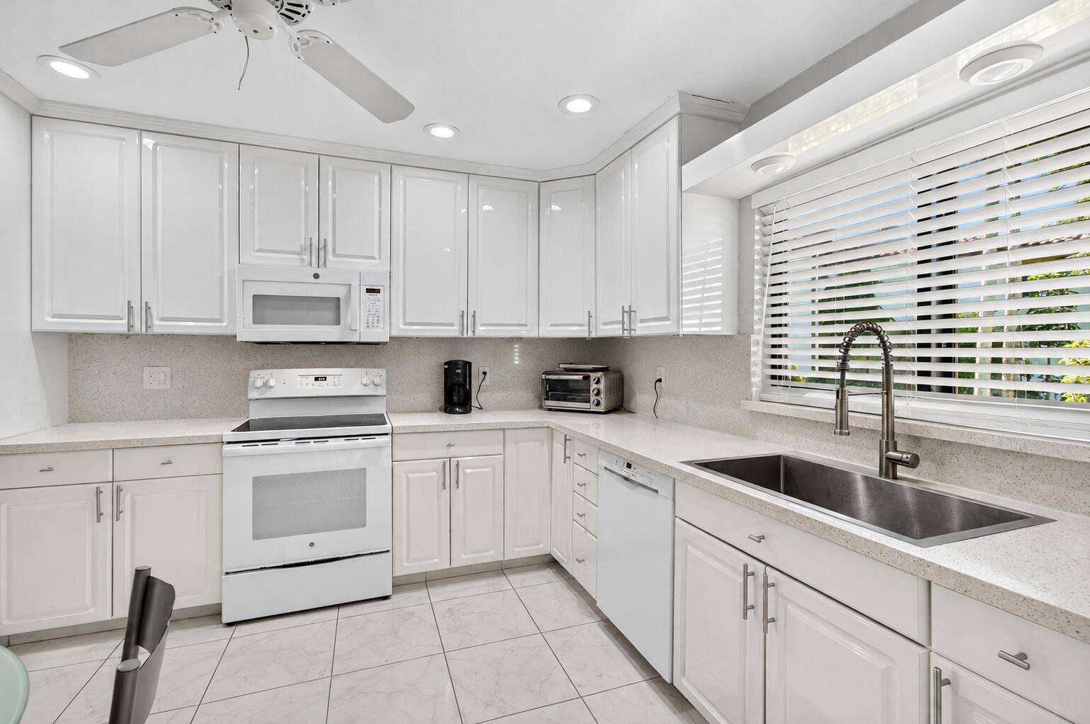 21923 Arriba Real, Boca Raton, FL 33433 04_Kitchen_sink_and_range
