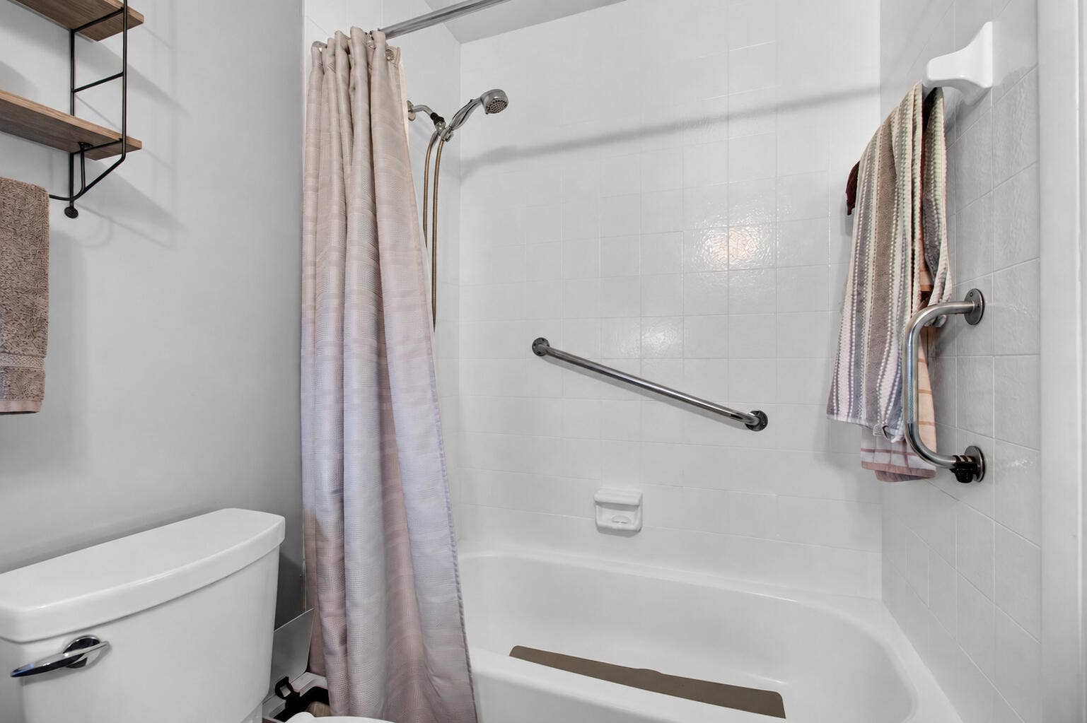 842 Meadowlark Lane, Delray Beach, FL 33445 07_bathroom_one_tub_and_shower_DSC_9197