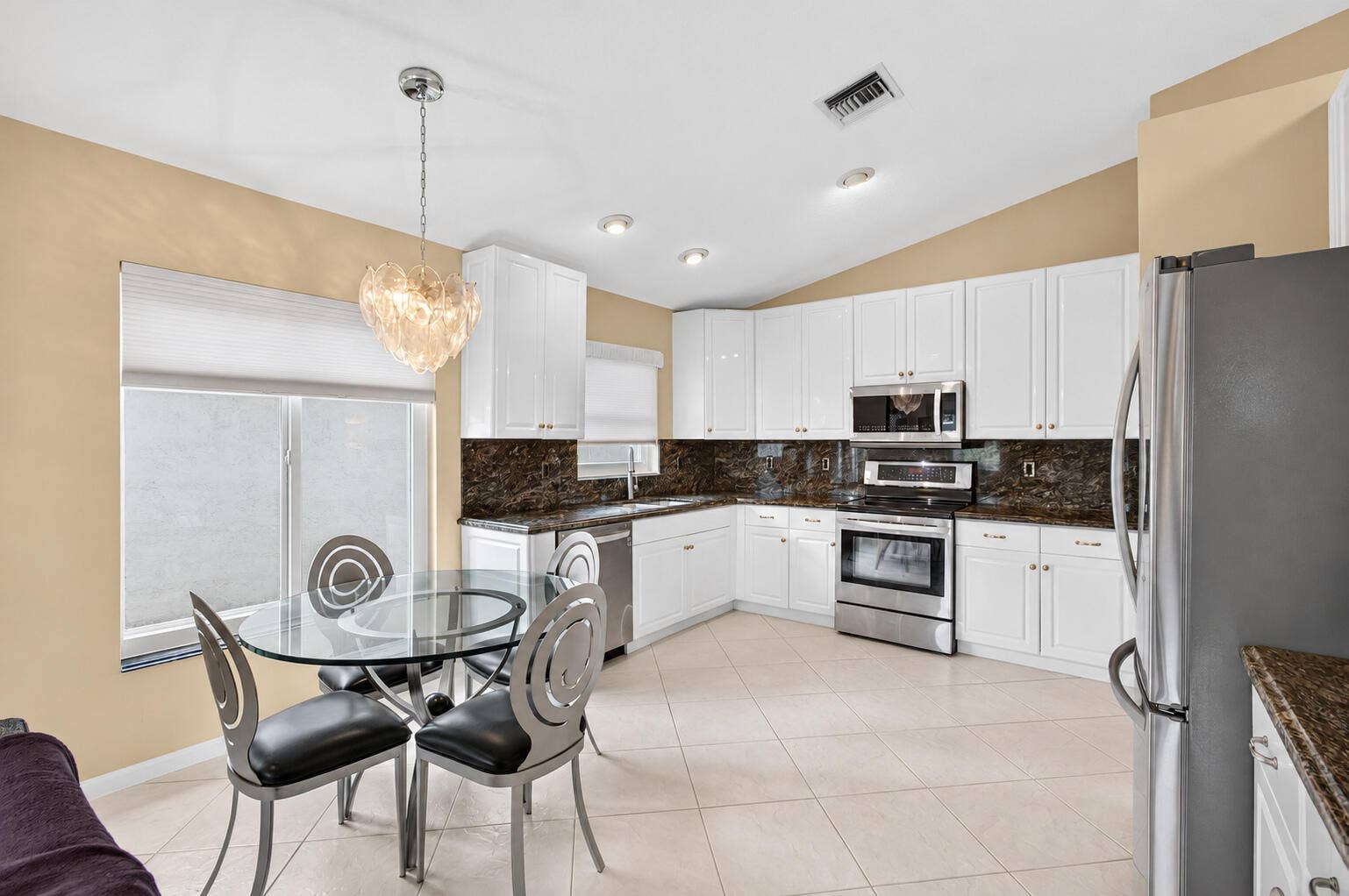 05_Kitchen_and_breakfast_area