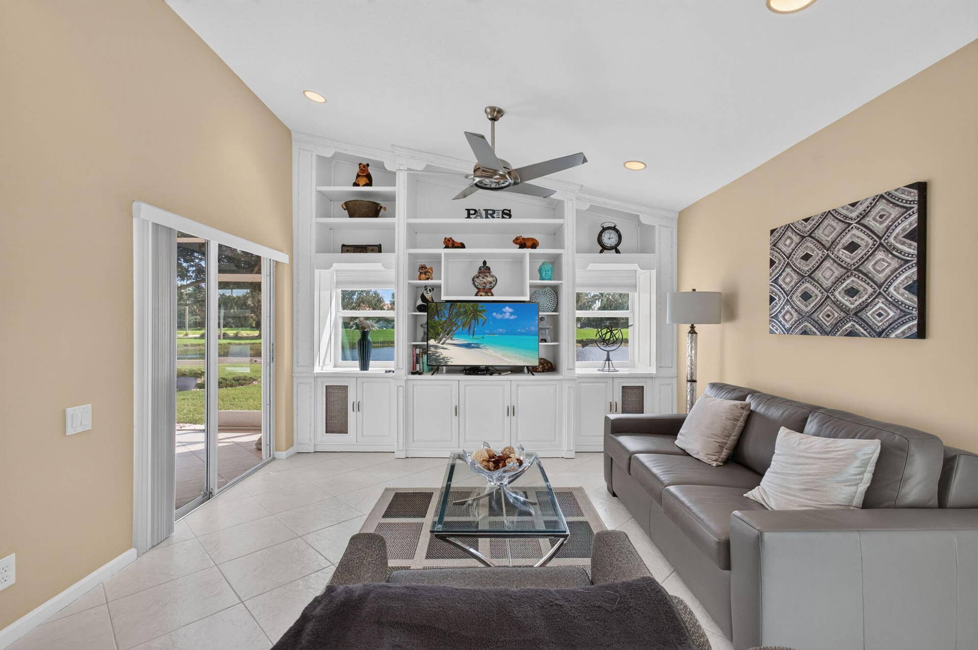 15_Family_room_built-ins