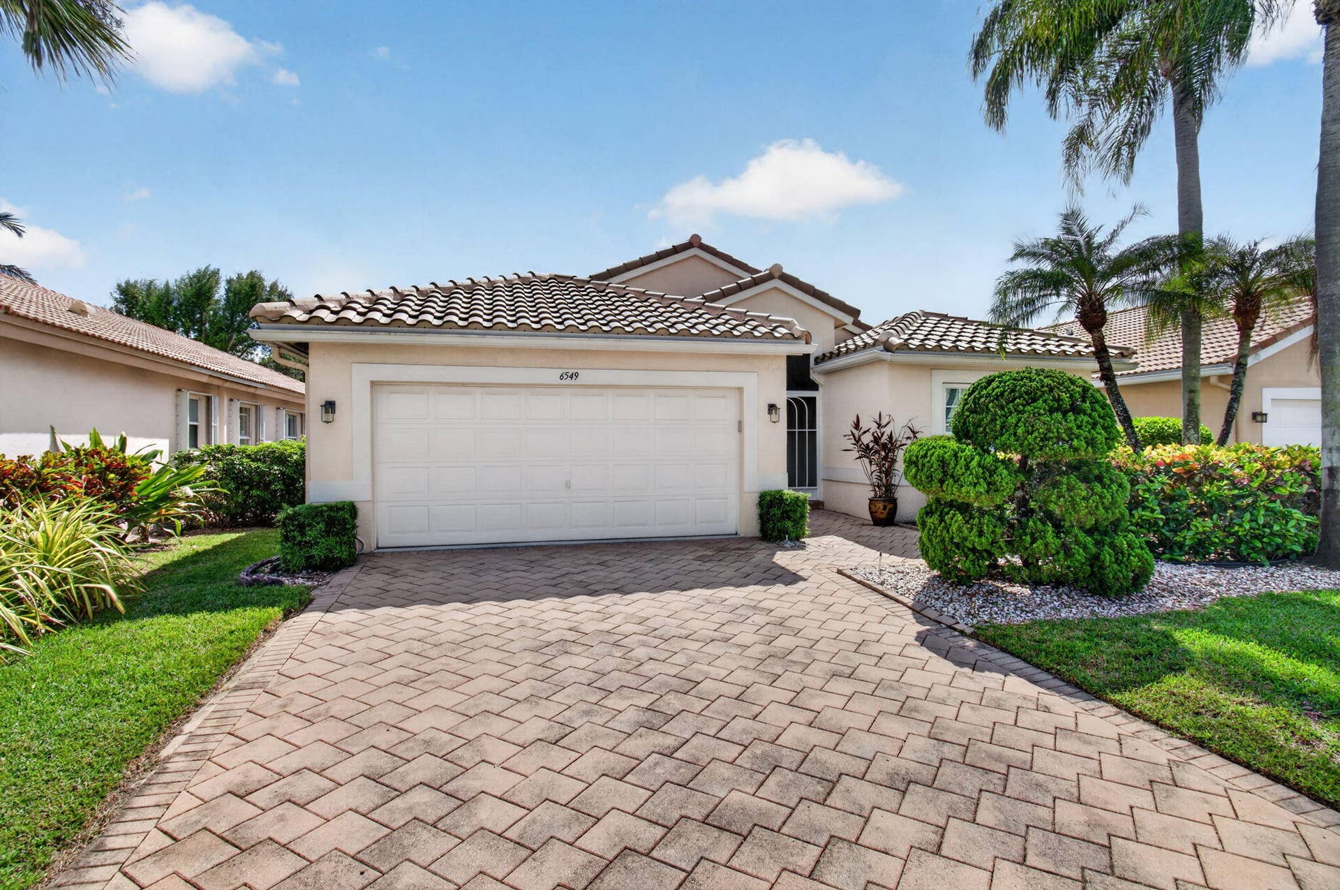 27_Front_driveway_approach