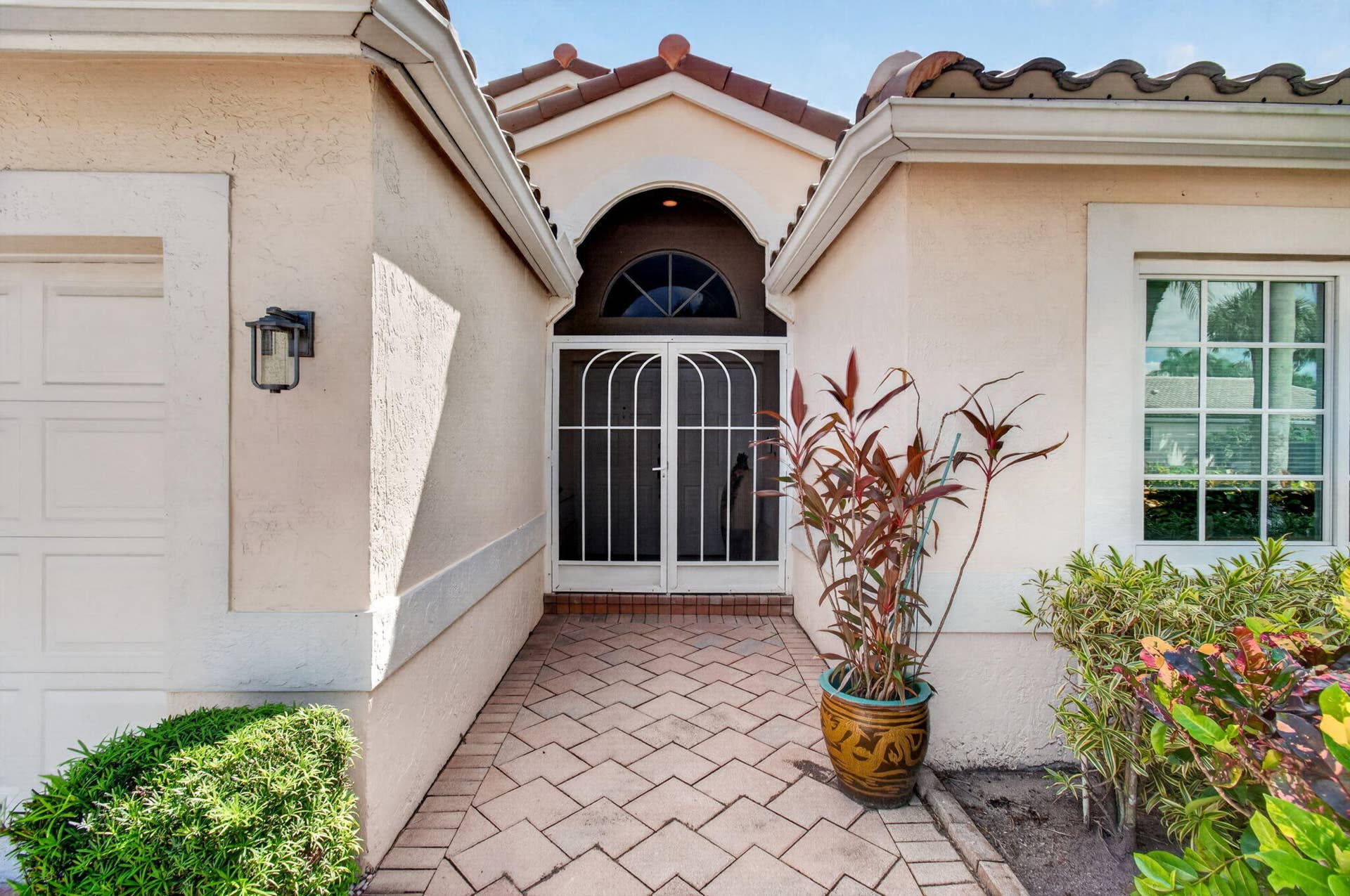 28_Covered_front_entrance