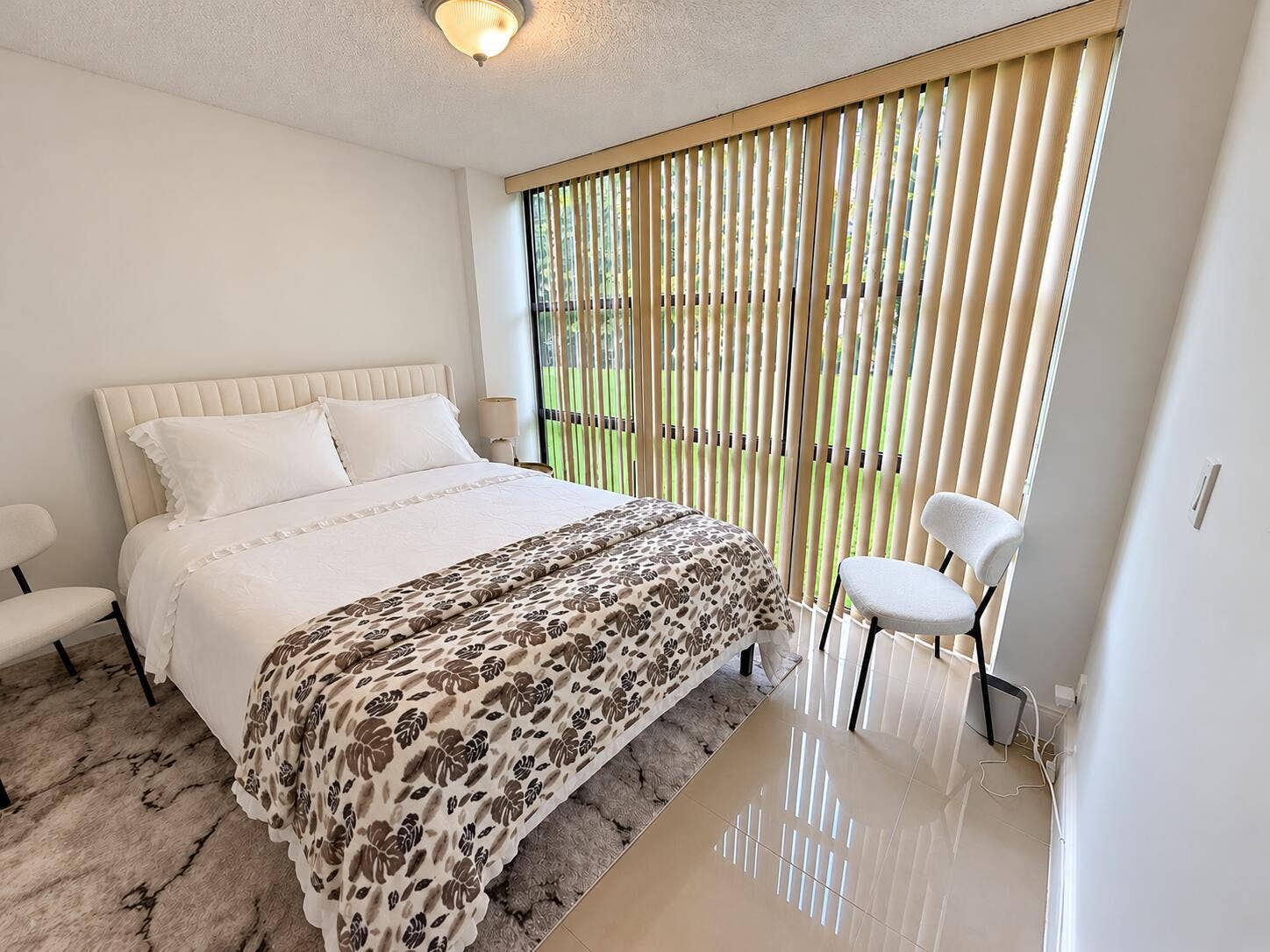 17021 N BAY Road, #107, Sunny Isles Beach, Sunny Isles Beach, FL 33160 Dormitorio minimalista con cama impecabl