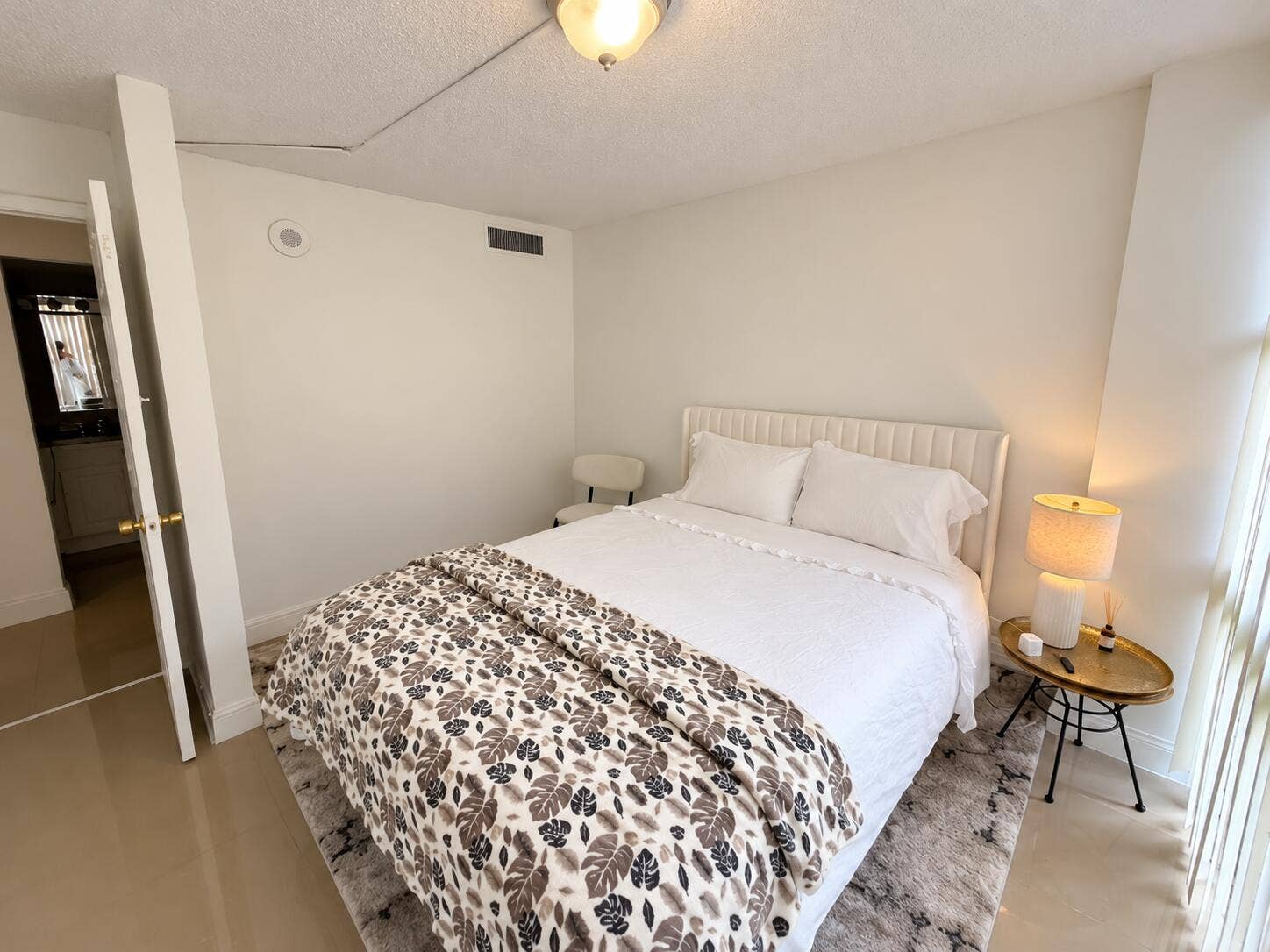 17021 N BAY Road, #107, Sunny Isles Beach, Sunny Isles Beach, FL 33160 Dormitorio moderno limpio y acogedor