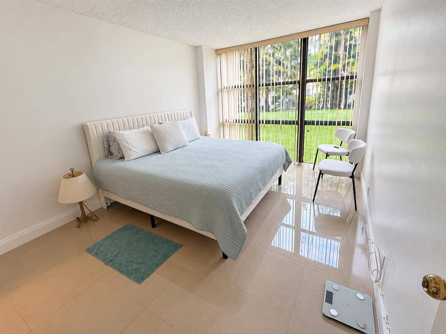 17021 N BAY Road, #107, Sunny Isles Beach, Sunny Isles Beach, FL 33160 Dormitorio minimalista con luz natural
