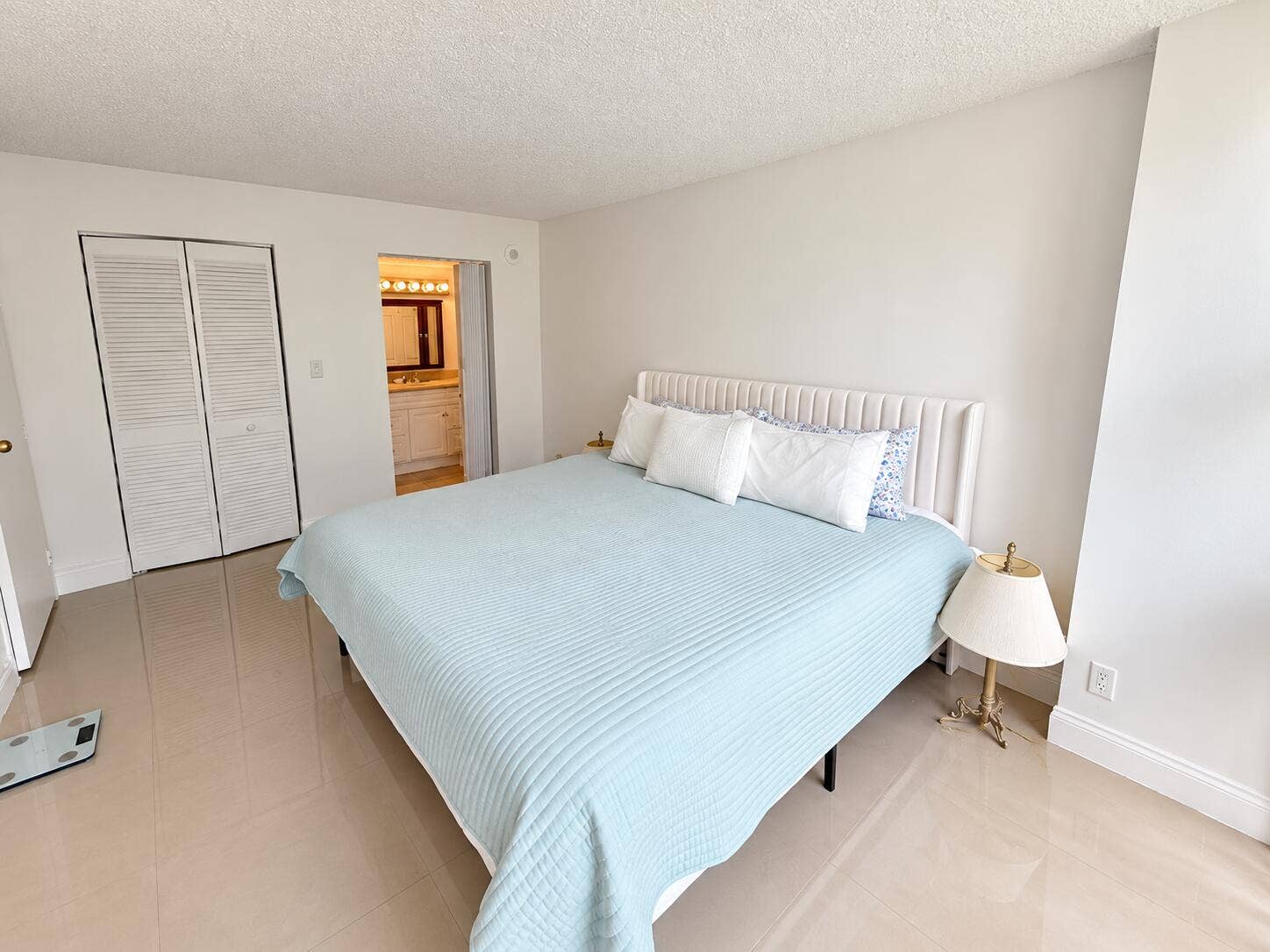 17021 N BAY Road, #107, Sunny Isles Beach, Sunny Isles Beach, FL 33160 Dormitorio moderno con cama azul menta