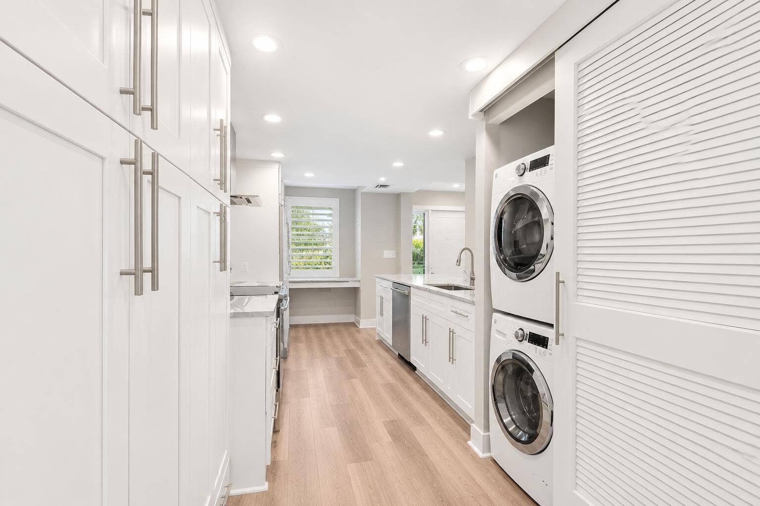 730 GREENSWARD Court, #108-J, Delray Beach, Delray Beach, FL 33445 Bright Minimalist Laundry Galley with Bu