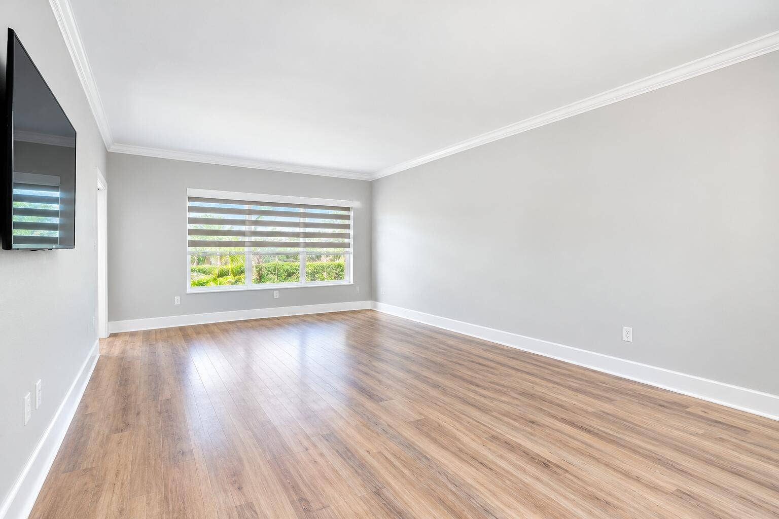 730 GREENSWARD Court, #108-J, Delray Beach, Delray Beach, FL 33445 Bright Empty Modern Living Room