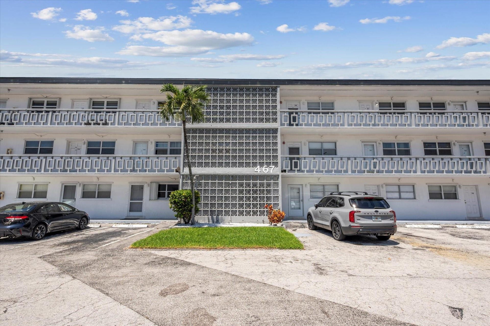 467 GOLDEN ISLES Drive, #206, Hallandale Beach, FL 33009 FRONT BUILDING OF ENVOY